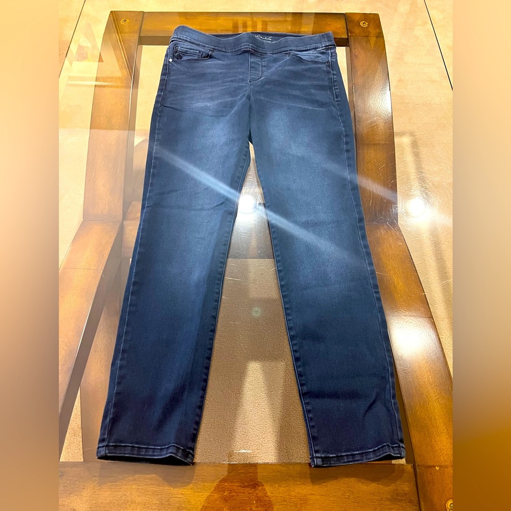 Gloria Vanderbilt All Around Slimming Effect Jeans. New without tag.